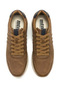 Baskets en cuir marron avec des détails perforés, bout arrondi, lacets plats et accents bleu marine contrastés sur le col et la languette.