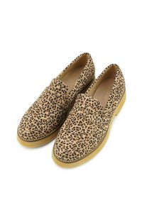 Leopardprint loafers met een suede textuur, ronde neus en een lichte zool. Heeft een decoratieve band over de wreef.