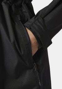 Μαύρο αδιάβροχο μπουφάν με φερμουάρ σε τσέπη στο πλάι, κορδόνι στο μανίκι και λεία υφή.