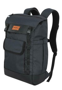 Batoh z tmavě šedé tkaniny s černým dnem. Obsahuje přední klopu, nastavitelné popruhy, malou přední kapsu a štítek s logem.