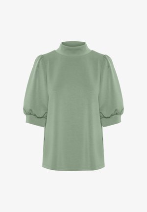 Svijetlozelena majica kratkih rukava s visokim izrezom i naboranim rukavima. Izrađena od mekog materijala glatke teksture i labavih, opuštenih linija.