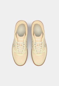 ASICS SportStyle SKYHAND OG UNISEX - Tenisky - marzipan/dried leaf green