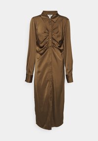Brązowa satynowa sukienka zapinana na guziki z kołnierzykiem, długimi rękawami i marszczeniem z przodu, tworzącym fakturę i kształt.
