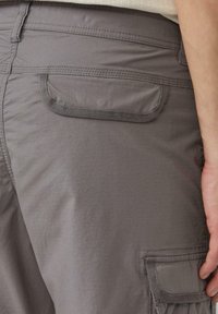 Sive cargo kratke hlače od teksturirane tkanine, s jednim stražnjim džepom i vidljivim detaljima šivanja za izdržljivost.