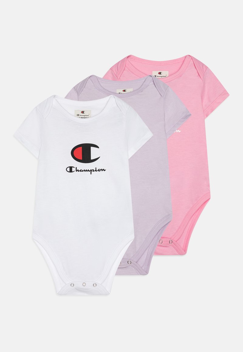 Tre body a manica corta per neonati in cotone bianco, lavanda e rosa. Ognuno presenta chiusure a scatto sul fondo e un logo sul davanti.