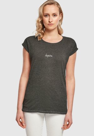 Grå, kortermet t-skjorte laget av teksturert stoff med rund hals og ordet "Inspire" brodert i hvitt på brystet.