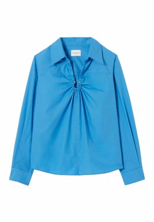 Chemise bleu à manches longues en tissu lisse, dotée d'un col avec encolure, de fronces au centre et de petits boutons décoratifs.