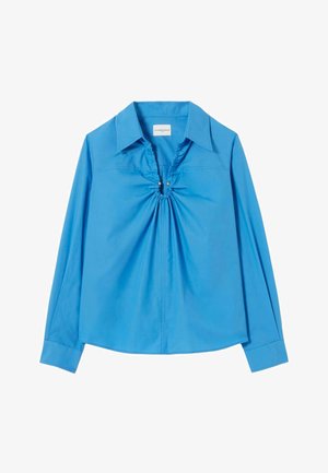 Chemise bleu à manches longues en tissu lisse, dotée d'un col avec encolure, de fronces au centre et de petits boutons décoratifs.