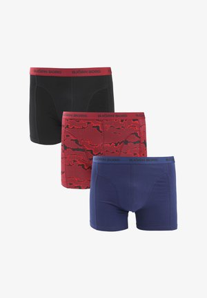 Drie paar herenboxers: zwart, rood met een patroon en marineblauw. Elk heeft een branded elastische tailleband met de tekst "BJÖRN BORG."