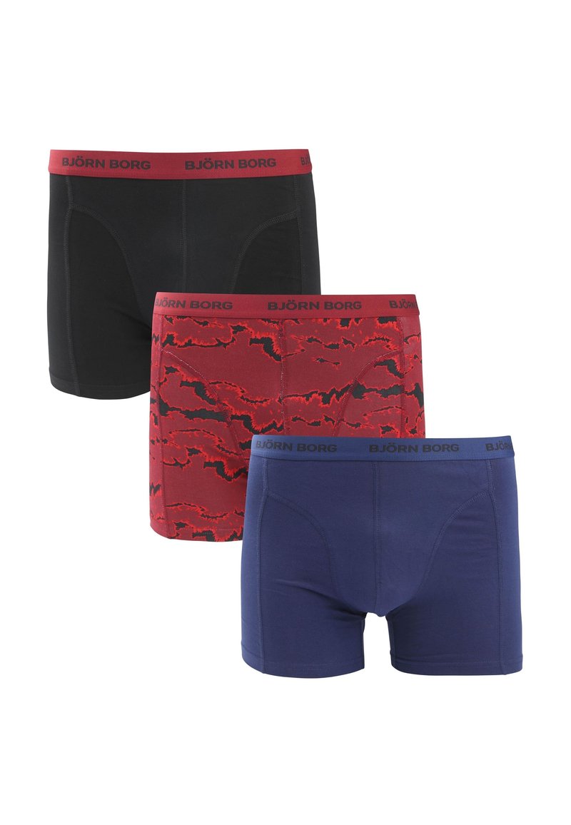 Drie paar herenboxers: zwart, rood met een patroon en marineblauw. Elk heeft een branded elastische tailleband met de tekst "BJÖRN BORG."