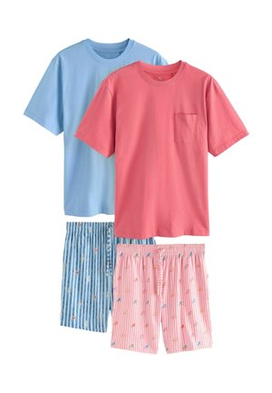 Dva súpravy ležérneho oblečenia na spanie s tričkami s krátkym rukávom a okrúhlym výstrihom; jedna súprava je svetlomodrá s pruhovanými šortkami v rovnakom odtieni, druhá koralovo ružová so šortkami s vtáčím vzorom.