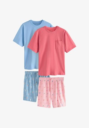 To sæt afslappet nattøj med kortærmede t-shirts med rund hals; det ene sæt er lyseblåt med matchende stribede shorts, det andet koralrosa med fuglemønstrede shorts.