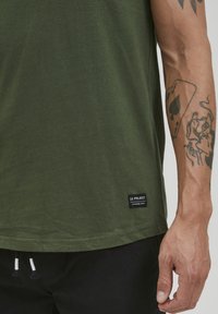 11 Project PRANANDO - T-shirts basic - blackforest