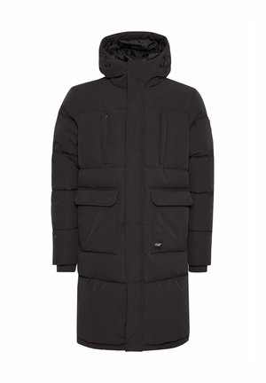 Abrigo largo acolchado negro con un alto cuello, dos bolsillos frontales y dos bolsillos en el pecho con cremallera. Textura suave con un diseño elegante.