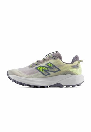 Lysegrå og gul New Balance løbesko med polstret sål og mønstret ydersål, vist fra ydersiden på hvid baggrund.