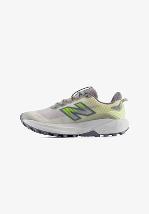 Lysegrå og gul New Balance løbesko med polstret sål og mønstret ydersål, vist fra ydersiden på hvid baggrund.