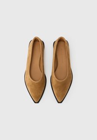 Flat παπούτσια με μυτερή μύτη σε ταμπά σουέντ με λεία υφή, με μαύρη σόλα και στρογγυλεμένο άνοιγμα για το πόδι.