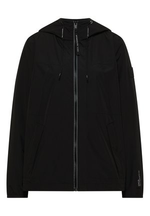 Chaqueta negra con capucha, cremallera completa en la parte delantera, capucha con cordón, bolsillos laterales y pequeño logo en la manga izquierda y en el tirador de la cremallera.