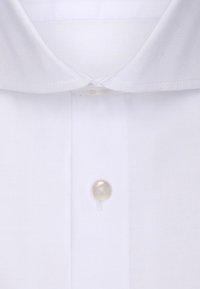 Witte button-up shirt met een opgevouwen kraag, enkele parelknoop bij de hals en een gladde, gestructureerde stof. Klassiek ontwerp zonder patronen.