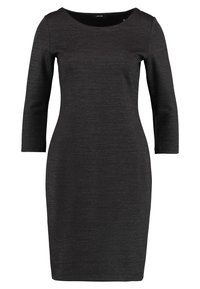 Czarna sukienka typu bodycon z rękawami o długości trzech kwart, okrągłym dekoltem, wykonana z gładkiego, elastycznego materiału, charakteryzująca się dopasowanym krojem i brakiem widocznych wzorów.