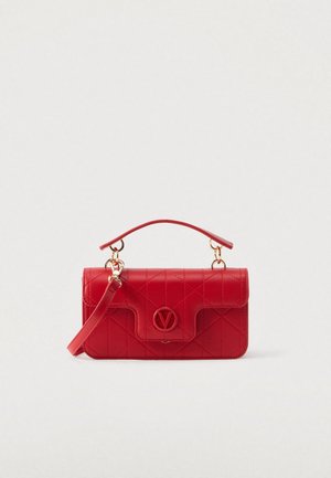 Mala de mão em couro vermelho com padrão acolchoado, ferragens douradas e alça superior. Apresenta um detalhe com logótipo na frente e uma alça ajustável.