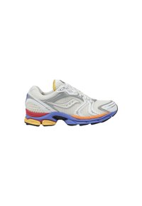 Weißer Netz-Laufschuh mit grauen Akzenten, lila und orangefarbener Zwischensohle, schwarzer Gummisohle und gelbem Fersendetail. Verfügt über ein atmungsaktives Design.