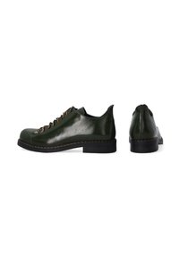 Groene leren schoenen met een ronde neus, zwarte rubberen zool en oranje veters. Het oppervlak heeft een glanzende afwerking en gedetailleerde stiksels.