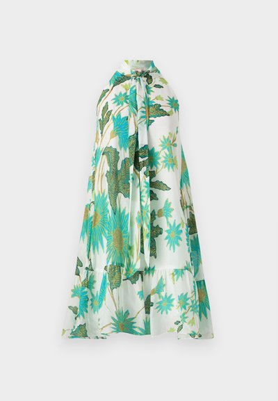 Sukienka w kwiaty z dekoltem na halter, na białym tle, z intensywnymi niebieskimi i zielonymi wzorami florystycznymi, z miękkiego materiału oraz wielowarstwowym krojem.
