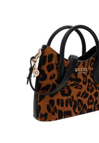 Bolso de mano con estampado de leopardo y detalles en cuero negro, cuenta con dos asas, correa de hombro desmontable y detalle de logo dorado.