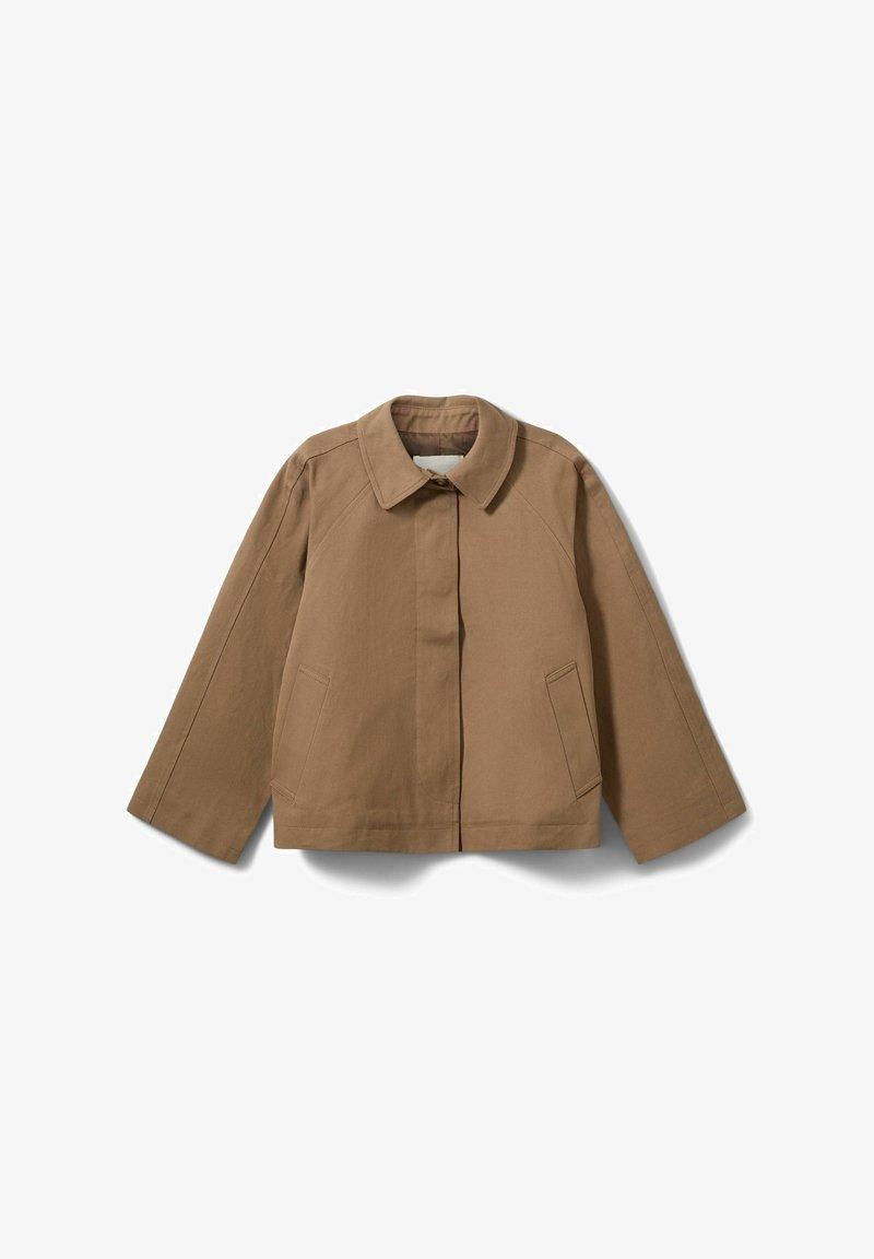 Giacca marrone leggera con collo a risvolto, chiusura frontale con bottoni e due tasche laterali; presenta un design leggermente oversize e squadrato.