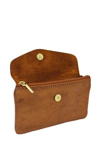 Pochette en cuir marron avec une finition texturée. Présente une fermeture éclair dorée et un fermoir à pression. Forme rectangulaire compacte avec un intérieur doublé.