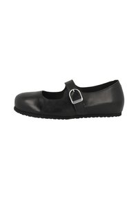 Czarne skórzane buty Mary Jane z zaokrąglonym noskiem, regulowanym paskiem, srebrną klamrą i teksturowaną podeszwą, przedstawione w profilu bocznym na białym tle.