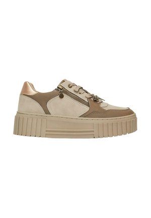 Sneaker beige e marrone con lacci, suola spessa rigata e zip laterale decorativa su sfondo bianco.