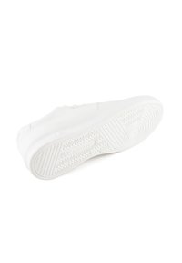 Zapatilla blanca con una superficie superior lisa, suela texturizada con un patrón de zigzag y un branding mínimo en el lateral.