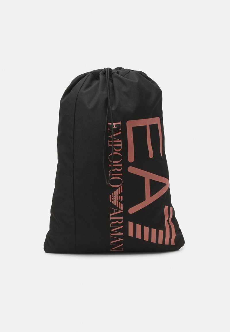 Černý taška se šnúrkou s velkým červeným logem "EA7 Emporio Armani" tištěným vertikálně vepředu na bílém pozadí.
