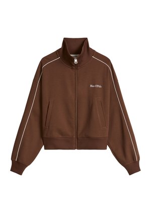 Jachetă maro cu fermoar și guler înalt, cu borduri albe pe mâneci, două buzunare frontale, manșete și tiv rib și logo-ul "Marc O'Polo" pe piept.