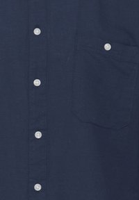 Marineblauw overhemd met knopen, gemaakt van geweven stof, met een borstzak en witte knopen aan de voorkant voor sluiting.