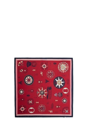 Sciarpa quadrata rossa con vari motivi vintage di rosa dei venti e strumenti di navigazione in blu navy, beige e bianco, bordata di blu scuro e rosa.