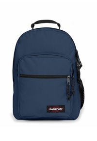Mochila Eastpak azul marino con un bolsillo frontal con cremallera, asa negra y soporte de malla lateral para botellas de agua.