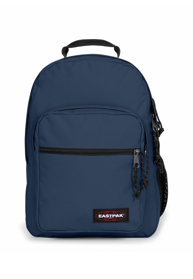 Mochila Eastpak azul marino con un bolsillo frontal con cremallera, asa negra y soporte de malla lateral para botellas de agua.