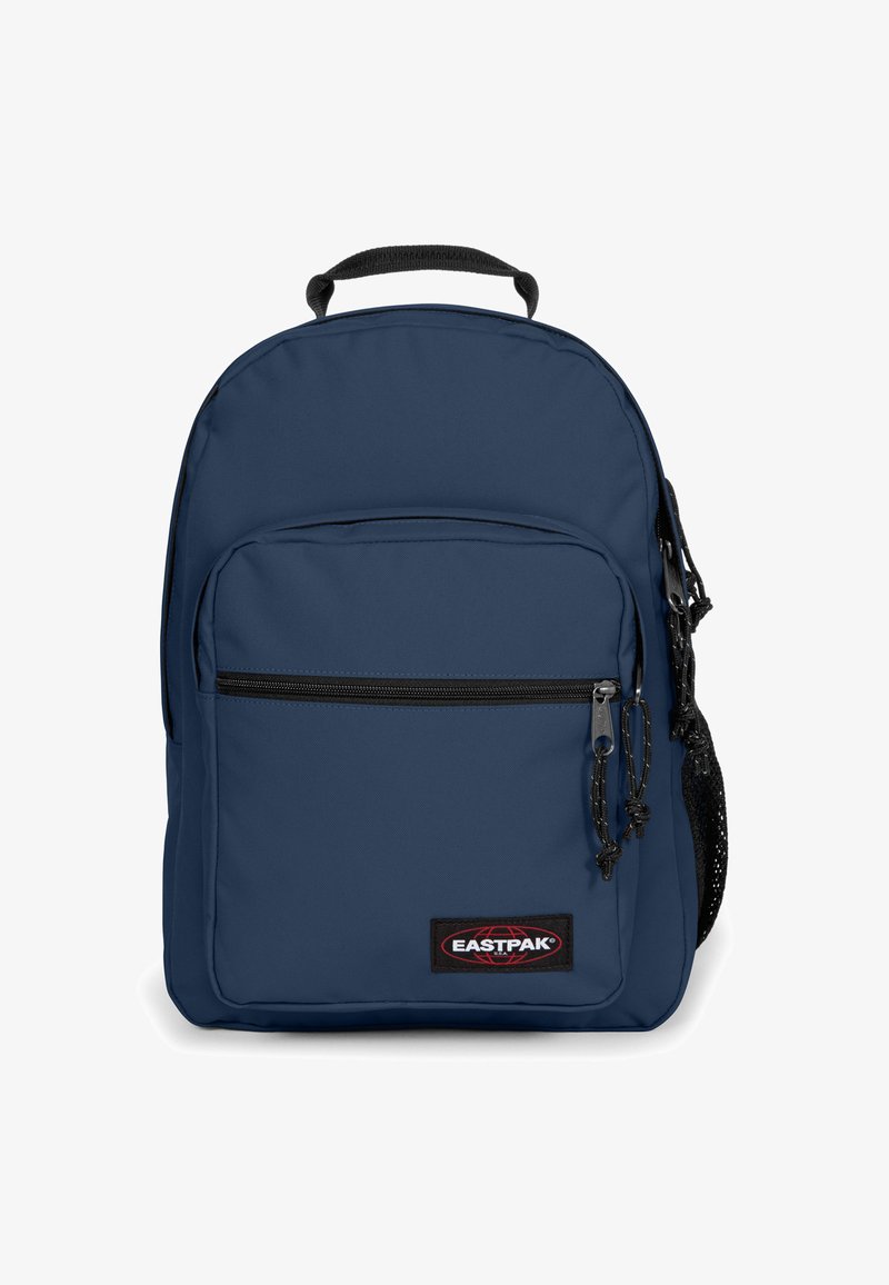 Tummansininen Eastpak-reppu, jossa on etupuolella vetoketjullinen tasku, musta kahva ja sivussa verkkomallinen vesipulloteline.