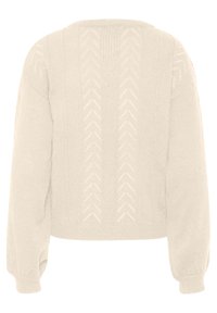 Beige stickad tröja med rund halsringning, ballongärmar och ett texturerat fiskbensmönster på baksidan.