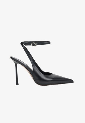 Czarny skórzany but na wysokim obcasie typu slingback z zaostrzonym noskiem i cienkim paskiem wokół kostki z srebrną klamrą, na białym tle.