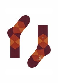 Calze bordeaux con un motivo a rombi arancione e ambra, esposte da diverse angolazioni per mettere in risalto il design e i dettagli del logo.