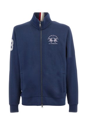 Felpa con zip blu navy in tessuto morbido, caratterizzata da un colletto alto, tasche laterali, logo ricamato e numero 3 bianco sulla manica.