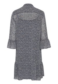 Vestido de estampado floral en azul marino con mangas cortas acampanadas, dobladillo con volantes y tejido semitransparente. Presenta un collar y cierre de botón en la parte posterior.