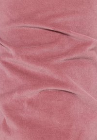 Mjuk, texturerad tyg i dammrosafärg med subtila veck och ett lätt rynkat utseende, som visar upp ett lent och mysigt material.