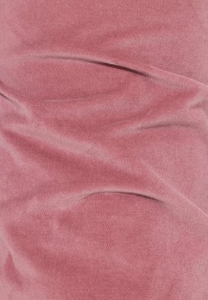 Tessuto morbido e strutturato di colore rosa polveroso con pieghe sottili e un aspetto leggermente stropicciato, che mette in risalto un materiale liscio e accogliente.