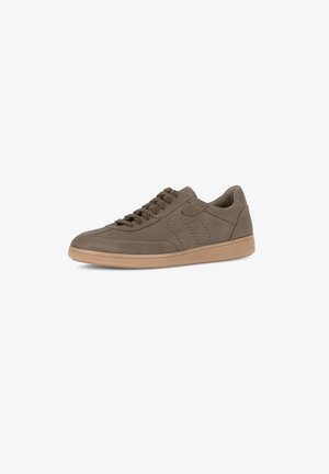 Zapatilla de cuero marrón con puntera redonda, superficie texturizada, cierre con cordones y suela de goma color tostado. Presenta perforaciones sutiles en el costado.