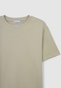 T-shirt verde chiaro a maniche corte realizzato in cotone morbido. Presenta un colletto rotondo e una vestibilità comoda con dettagli di cucitura pulita.